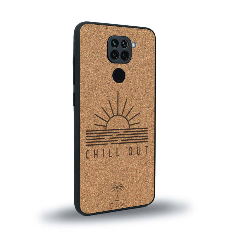 Coque de protection en bois véritable fabriquée en France pour Xiaomi Redmi Note 9 sur le thème chill avec un motif représentant un couché de soleil sur l'océan et la phrase "Chill out"