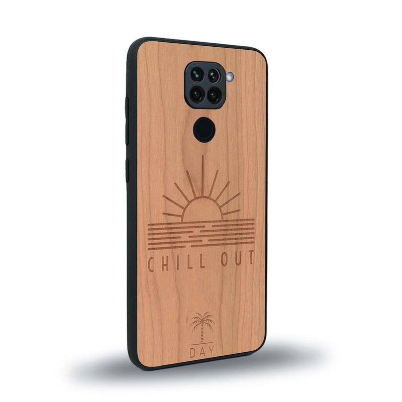 Coque de protection en bois véritable fabriquée en France pour Xiaomi Redmi Note 9 sur le thème chill avec un motif représentant un couché de soleil sur l'océan et la phrase "Chill out"