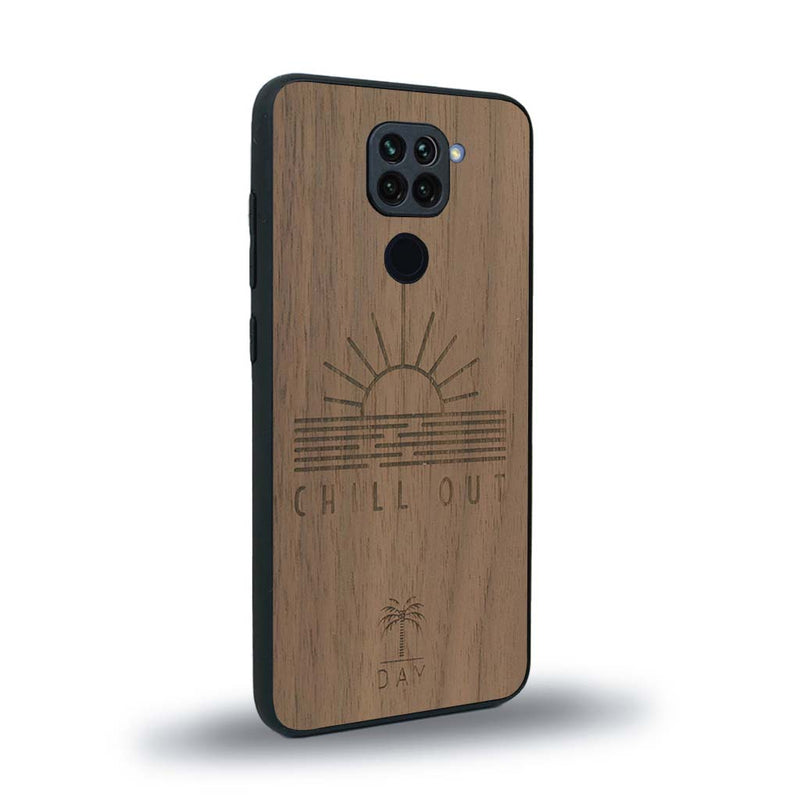 Coque de protection en bois véritable fabriquée en France pour Xiaomi Redmi Note 9 sur le thème chill avec un motif représentant un couché de soleil sur l'océan et la phrase "Chill out"