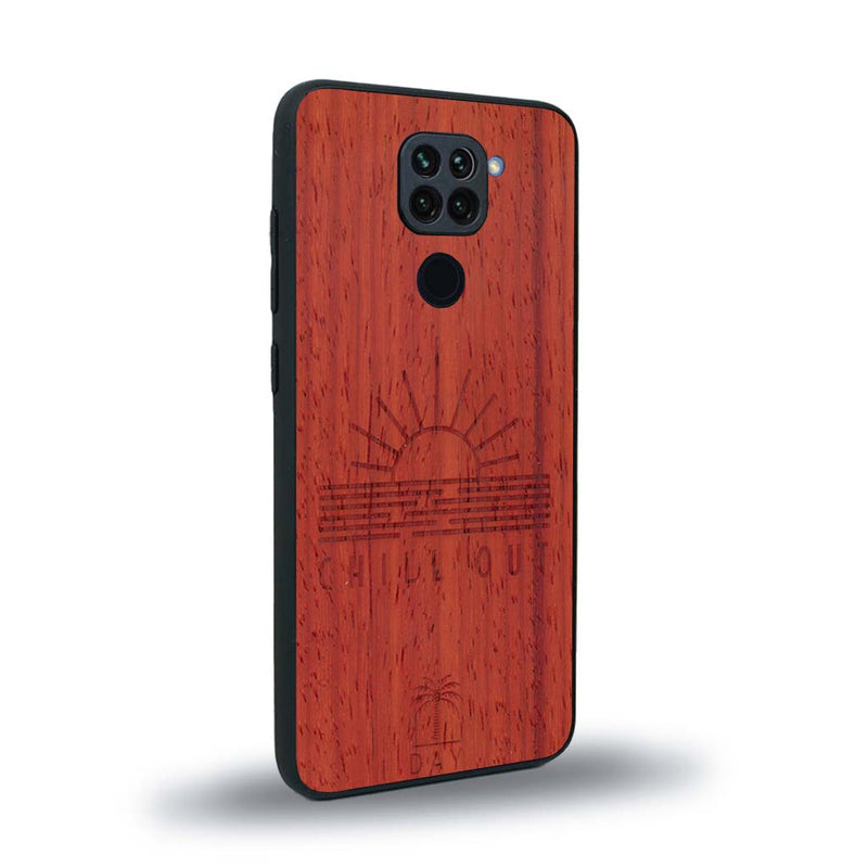 Coque de protection en bois véritable fabriquée en France pour Xiaomi Redmi Note 9 sur le thème chill avec un motif représentant un couché de soleil sur l'océan et la phrase "Chill out"