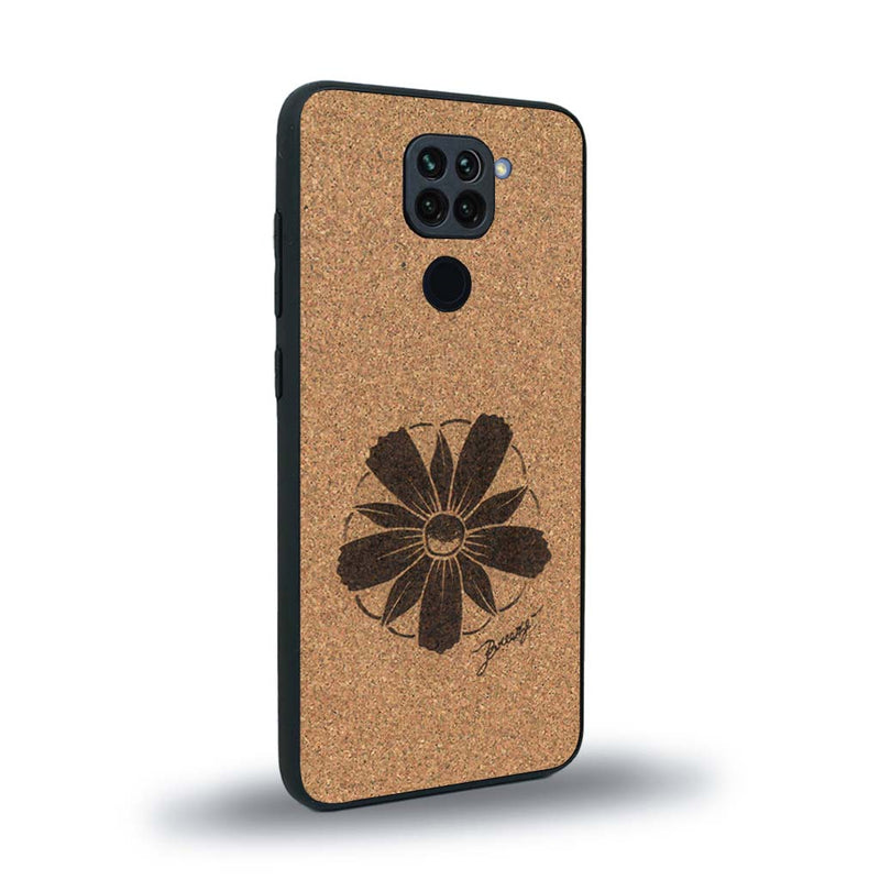 Coque de protection en bois véritable fabriquée en France pour Xiaomi Redmi Note 9 sur le thème des fleurs et de la montagne avec un motif de gravure représentant les pétales d'une fleur des montagnes