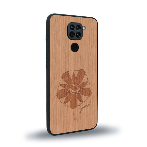 Coque de protection en bois véritable fabriquée en France pour Xiaomi Redmi Note 9 sur le thème des fleurs et de la montagne avec un motif de gravure représentant les pétales d'une fleur des montagnes