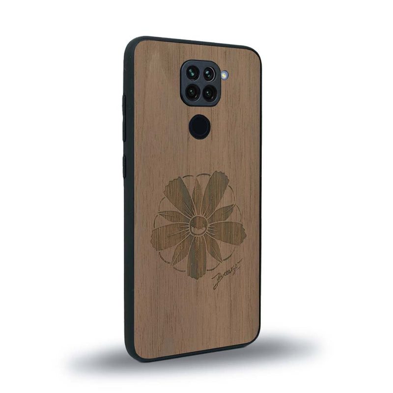 Coque de protection en bois véritable fabriquée en France pour Xiaomi Redmi Note 9 sur le thème des fleurs et de la montagne avec un motif de gravure représentant les pétales d'une fleur des montagnes