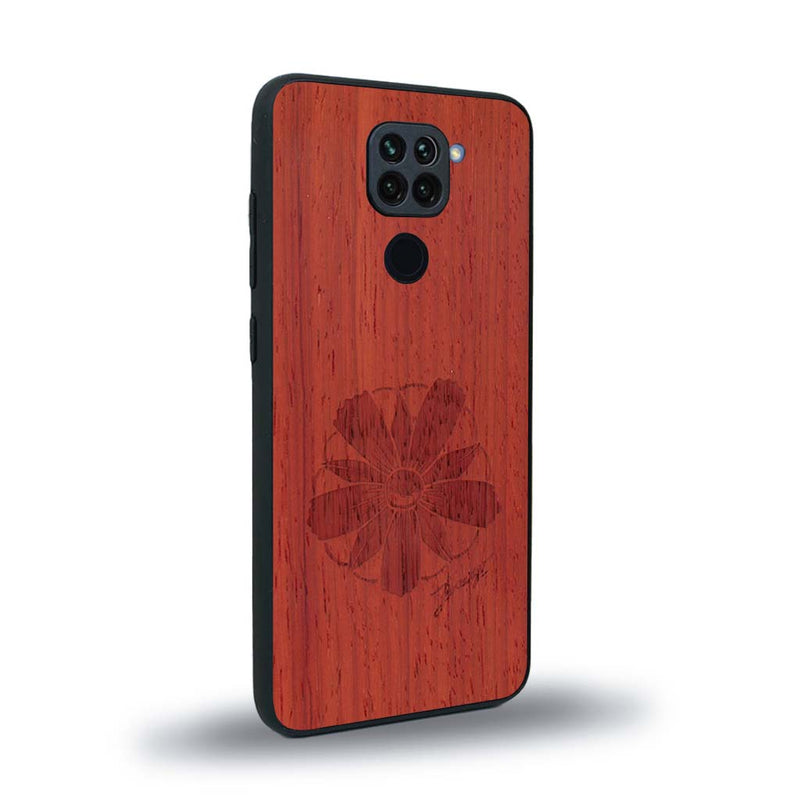 Coque de protection en bois véritable fabriquée en France pour Xiaomi Redmi Note 9 sur le thème des fleurs et de la montagne avec un motif de gravure représentant les pétales d'une fleur des montagnes