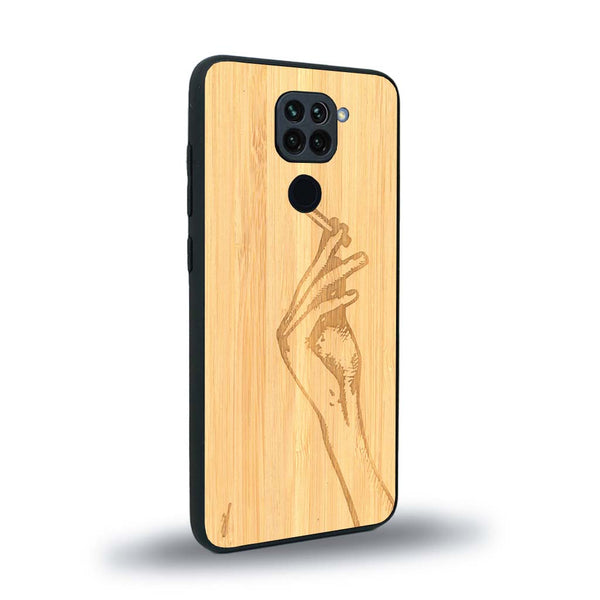 Coque de protection en bois véritable fabriquée en France pour Xiaomi Redmi Note 9 représentant une main de femme tenant une cigarette de type line art en collaboration avec l'artiste Maud Dabs