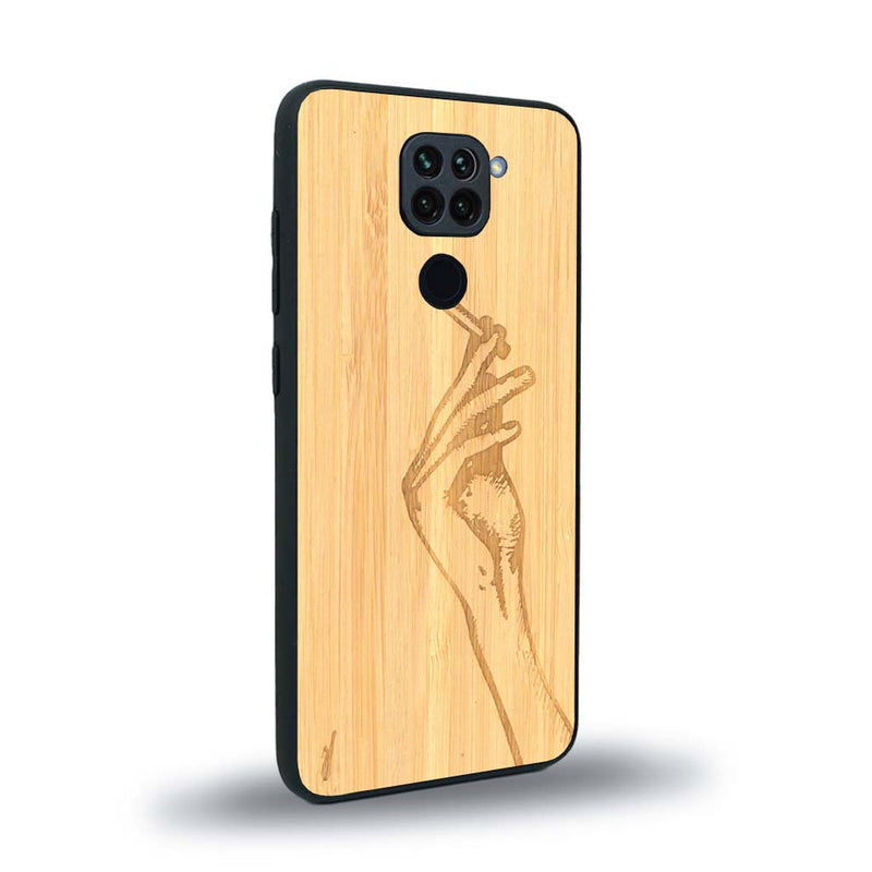 Coque de protection en bois véritable fabriquée en France pour Xiaomi Redmi Note 9 représentant une main de femme tenant une cigarette de type line art en collaboration avec l'artiste Maud Dabs