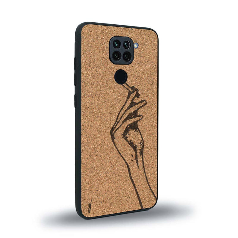 Coque de protection en bois véritable fabriquée en France pour Xiaomi Redmi Note 9 représentant une main de femme tenant une cigarette de type line art en collaboration avec l'artiste Maud Dabs