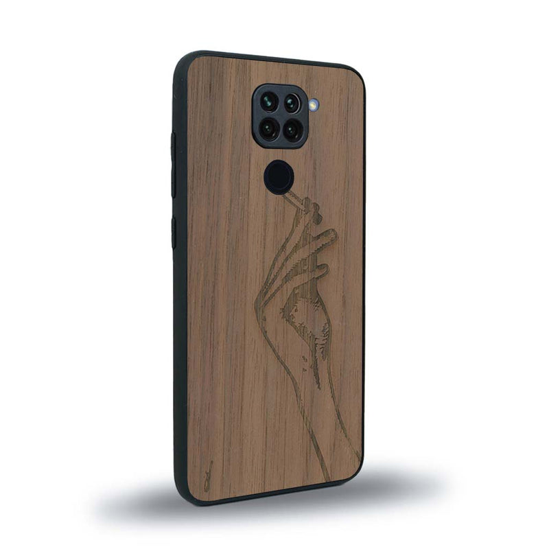 Coque de protection en bois véritable fabriquée en France pour Xiaomi Redmi Note 9 représentant une main de femme tenant une cigarette de type line art en collaboration avec l'artiste Maud Dabs