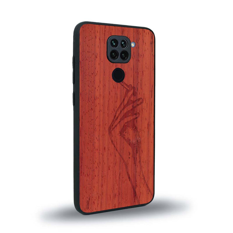 Coque de protection en bois véritable fabriquée en France pour Xiaomi Redmi Note 9 représentant une main de femme tenant une cigarette de type line art en collaboration avec l'artiste Maud Dabs