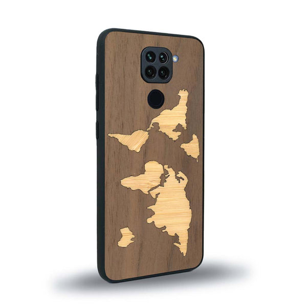Coque de protection en bois véritable fabriquée en France pour Xiaomi Redmi Note 9 alliant du bambou et du noyer sur le thème du voyage et de l'aventure représentant une mappemonde