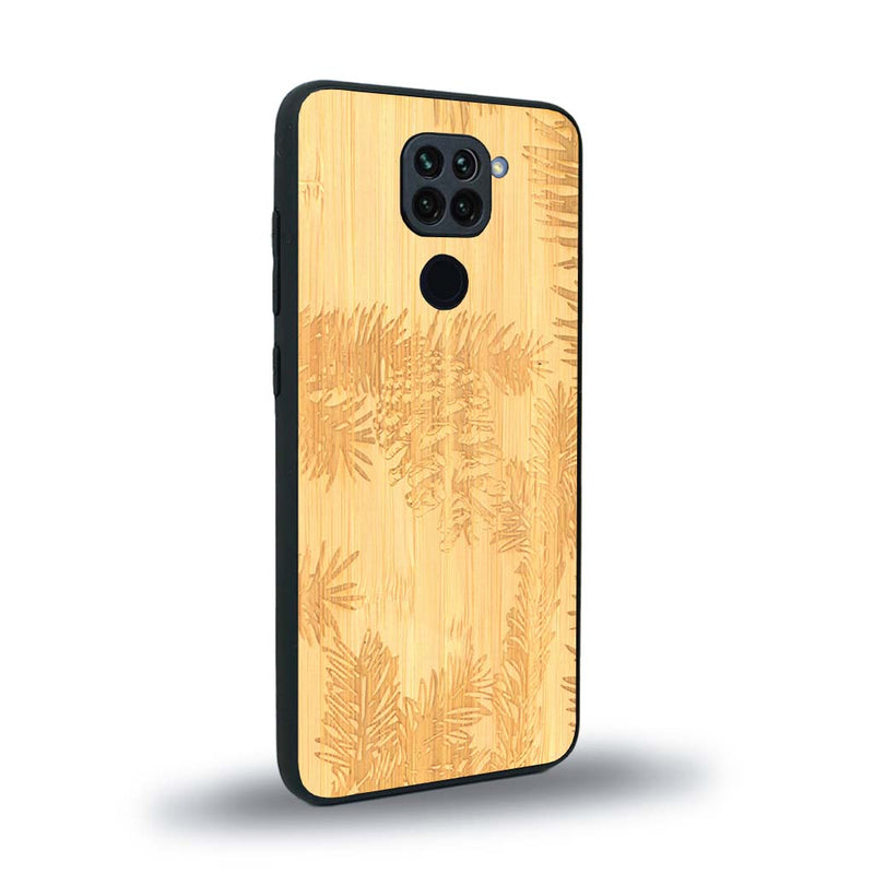 Coque de protection en bois véritable fabriquée en France pour Xiaomi Redmi Note 9 sur le thème de la nature des arbres avec un motif de gravure représentant des épines de sapin et des pommes de pin