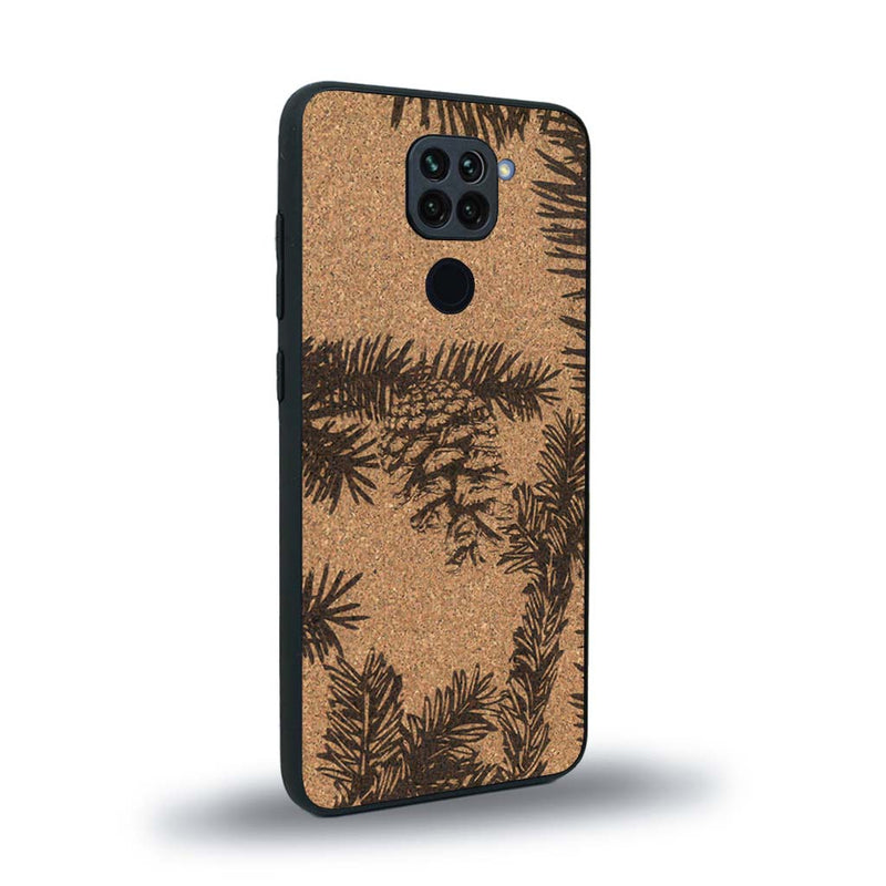 Coque de protection en bois véritable fabriquée en France pour Xiaomi Redmi Note 9 sur le thème de la nature des arbres avec un motif de gravure représentant des épines de sapin et des pommes de pin