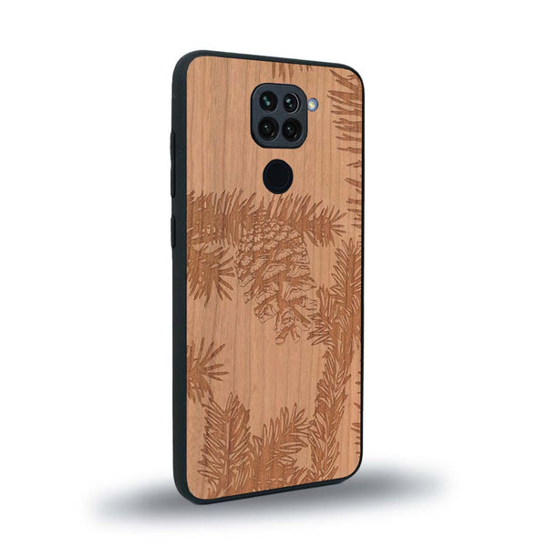 Coque de protection en bois véritable fabriquée en France pour Xiaomi Redmi Note 9 sur le thème de la nature des arbres avec un motif de gravure représentant des épines de sapin et des pommes de pin