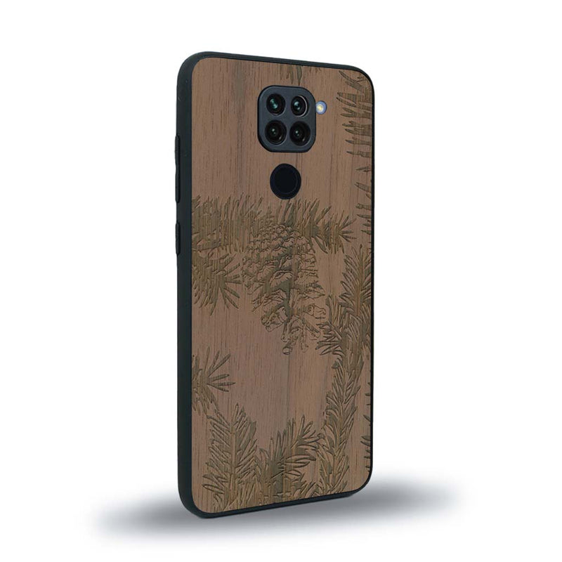 Coque de protection en bois véritable fabriquée en France pour Xiaomi Redmi Note 9 sur le thème de la nature des arbres avec un motif de gravure représentant des épines de sapin et des pommes de pin