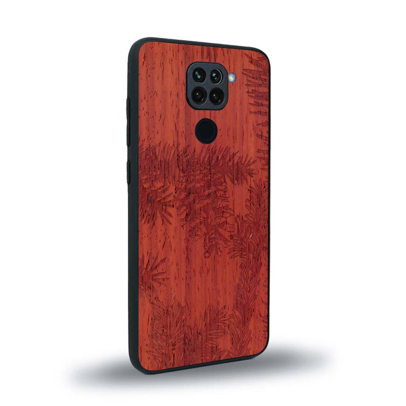 Coque de protection en bois véritable fabriquée en France pour Xiaomi Redmi Note 9 sur le thème de la nature des arbres avec un motif de gravure représentant des épines de sapin et des pommes de pin
