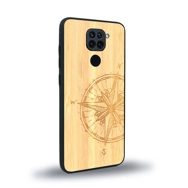 Coque de protection en bois véritable fabriquée en France pour Xiaomi Redmi Note 9 avec une gravure "rose des vents" sur le thème nautique et de l'océan qui s'inspire des boussoles de pirate