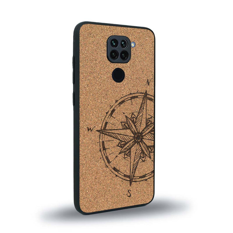 Coque de protection en bois véritable fabriquée en France pour Xiaomi Redmi Note 9 avec une gravure "rose des vents" sur le thème nautique et de l'océan qui s'inspire des boussoles de pirate
