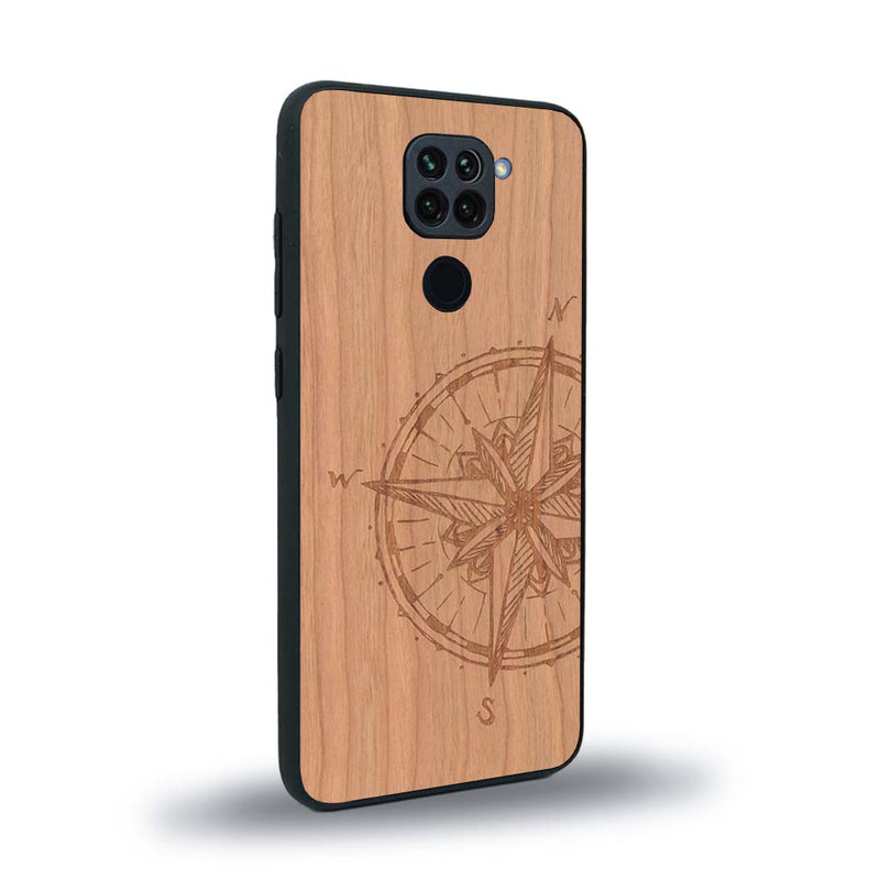 Coque de protection en bois véritable fabriquée en France pour Xiaomi Redmi Note 9 avec une gravure "rose des vents" sur le thème nautique et de l'océan qui s'inspire des boussoles de pirate