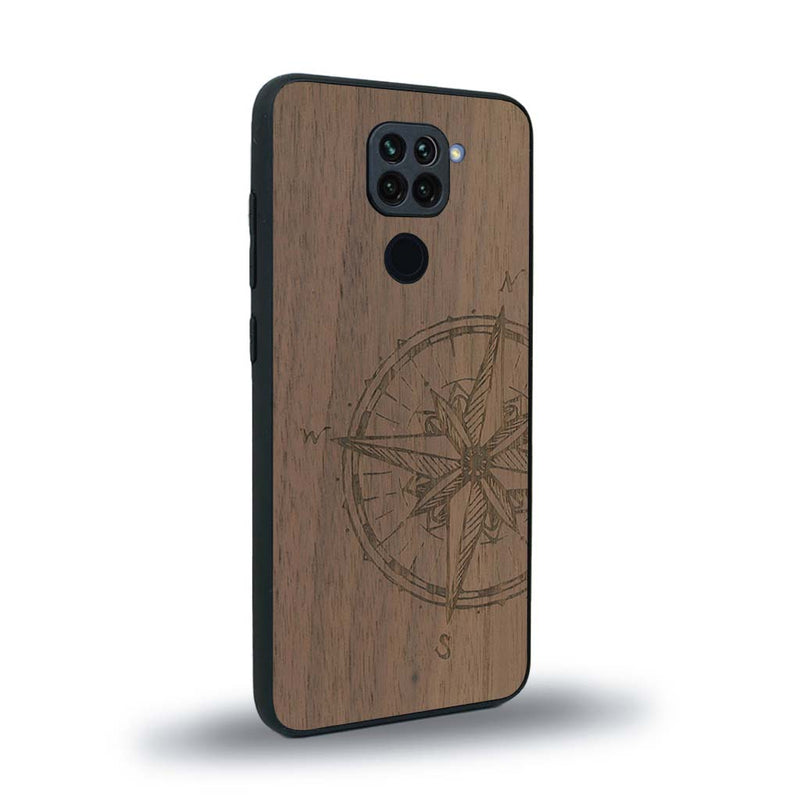 Coque de protection en bois véritable fabriquée en France pour Xiaomi Redmi Note 9 avec une gravure "rose des vents" sur le thème nautique et de l'océan qui s'inspire des boussoles de pirate