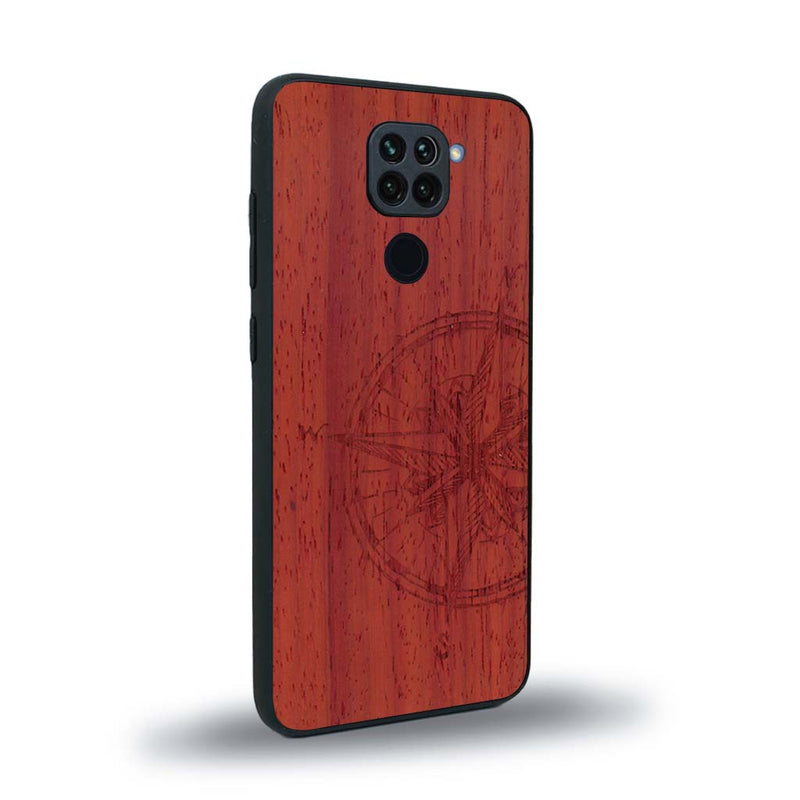 Coque de protection en bois véritable fabriquée en France pour Xiaomi Redmi Note 9 avec une gravure "rose des vents" sur le thème nautique et de l'océan qui s'inspire des boussoles de pirate