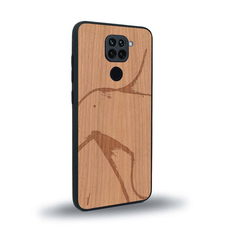 Coque de protection en bois véritable fabriquée en France pour Xiaomi Redmi Note 9 représentant une silhouette féminine dessinée à la main par l'artiste Maud Dabs