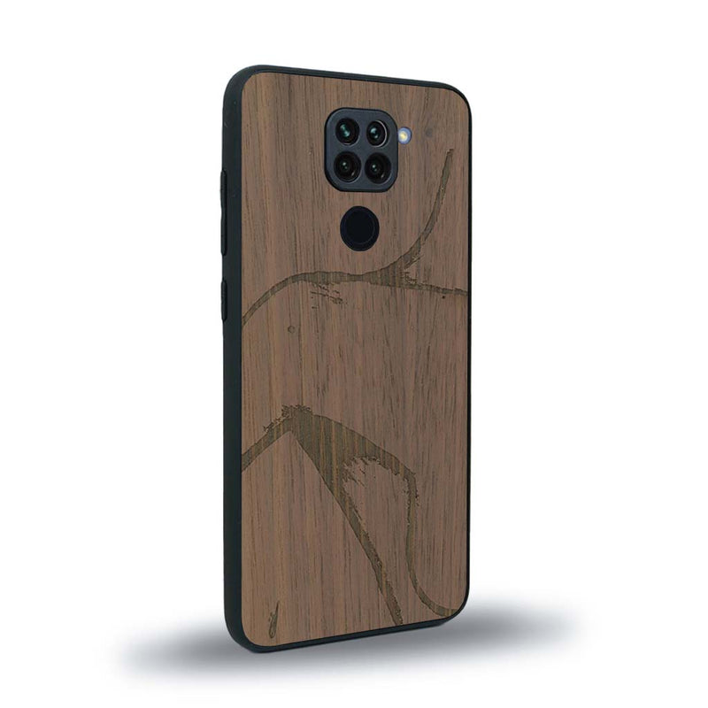 Coque de protection en bois véritable fabriquée en France pour Xiaomi Redmi Note 9 représentant une silhouette féminine dessinée à la main par l'artiste Maud Dabs