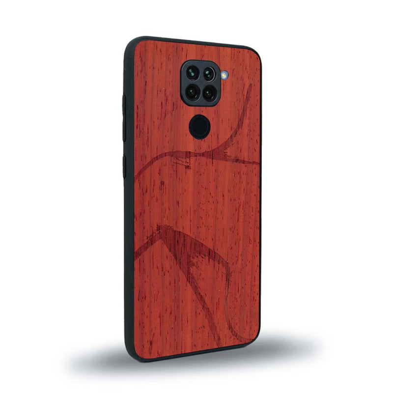 Coque de protection en bois véritable fabriquée en France pour Xiaomi Redmi Note 9 représentant une silhouette féminine dessinée à la main par l'artiste Maud Dabs