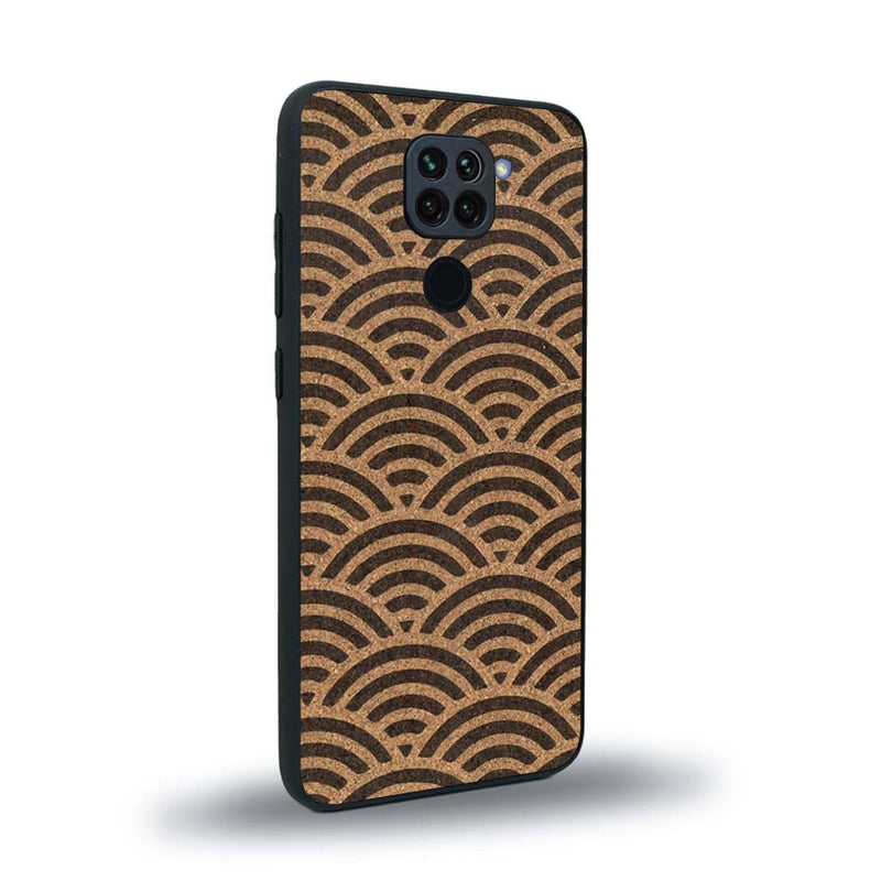 Coque de protection en bois véritable fabriquée en France pour Xiaomi Redmi Note 9 baptisée "La Sinjak" avec un motif de gravure abstrait représentant la répétition d'un symbole wifi