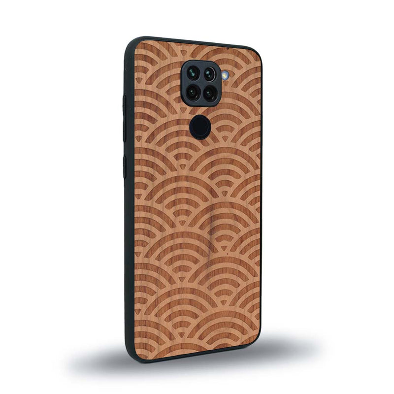 Coque de protection en bois véritable fabriquée en France pour Xiaomi Redmi Note 9 baptisée "La Sinjak" avec un motif de gravure abstrait représentant la répétition d'un symbole wifi