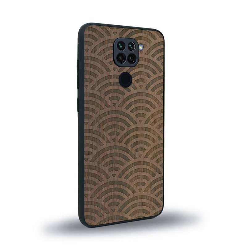 Coque de protection en bois véritable fabriquée en France pour Xiaomi Redmi Note 9 baptisée "La Sinjak" avec un motif de gravure abstrait représentant la répétition d'un symbole wifi