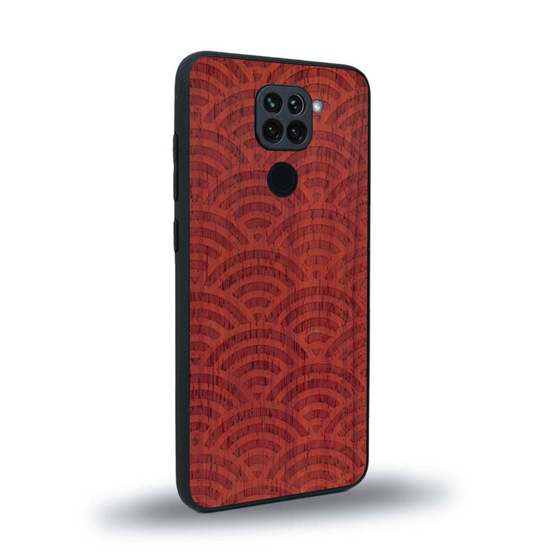 Coque de protection en bois véritable fabriquée en France pour Xiaomi Redmi Note 9 baptisée "La Sinjak" avec un motif de gravure abstrait représentant la répétition d'un symbole wifi