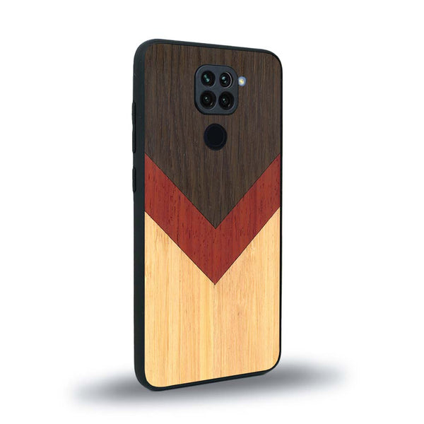 Coque de protection en bois véritable fabriquée en France pour Xiaomi Redmi Note 9 alliant du chêne fumé, du padouk et du bambou en forme de chevron sur le thème de l'art abstrait