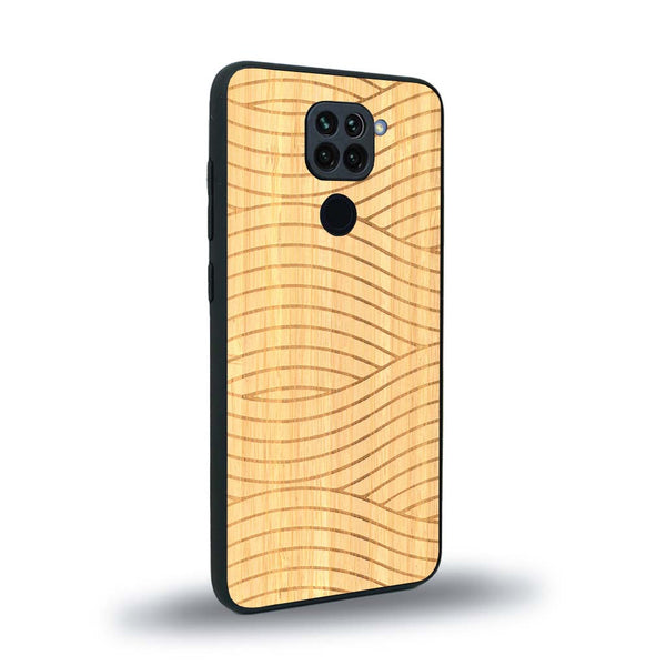 Coque de protection en bois véritable fabriquée en France pour Xiaomi Redmi Note 9 avec un motif moderne et minimaliste sur le thème waves et wavy représentant les vagues de l'océan