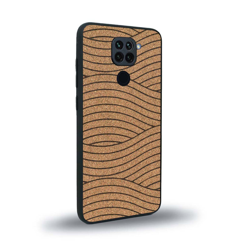 Coque de protection en bois véritable fabriquée en France pour Xiaomi Redmi Note 9 avec un motif moderne et minimaliste sur le thème waves et wavy représentant les vagues de l'océan