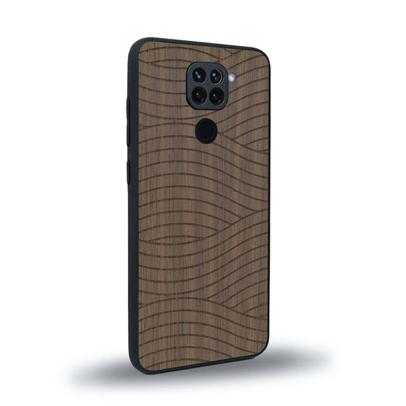 Coque de protection en bois véritable fabriquée en France pour Xiaomi Redmi Note 9 avec un motif moderne et minimaliste sur le thème waves et wavy représentant les vagues de l'océan