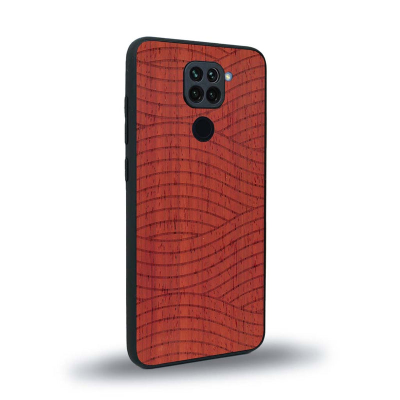 Coque de protection en bois véritable fabriquée en France pour Xiaomi Redmi Note 9 avec un motif moderne et minimaliste sur le thème waves et wavy représentant les vagues de l'océan