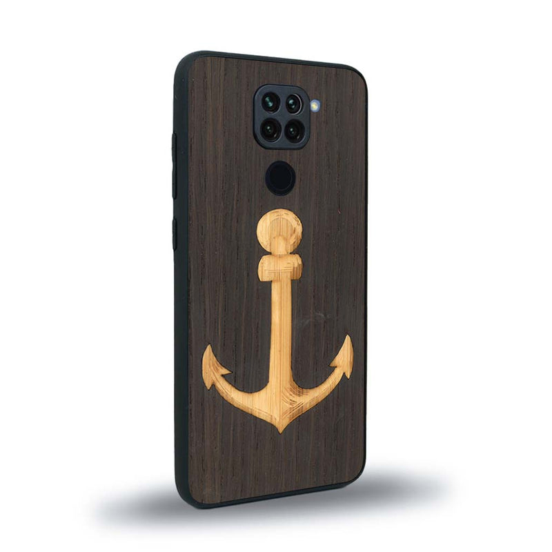 Coque de protection en bois véritable fabriquée en France pour Xiaomi Redmi Note 9 sur le thème nautique avec un bois clair et un bois foncé représentant une ancre de bateau