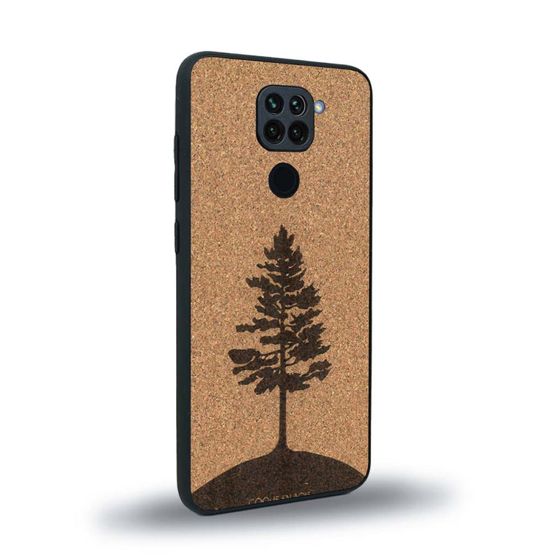 Coque de protection en bois véritable fabriquée en France pour Xiaomi Redmi Note 9 sur le thème de la nature, de la fôret et de l'écoresponsabilité avec une gravure représentant un arbre 