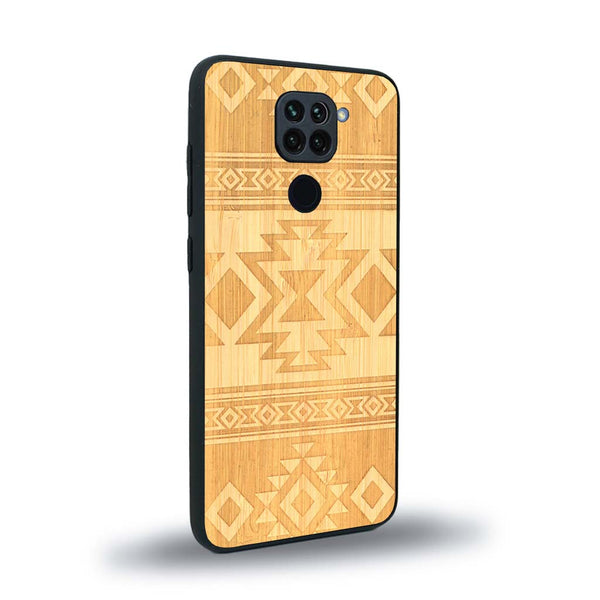 Coque de protection en bois véritable fabriquée en France pour Xiaomi Redmi Note 9 avec des motifs géométriques s'inspirant des temples aztèques, mayas et incas