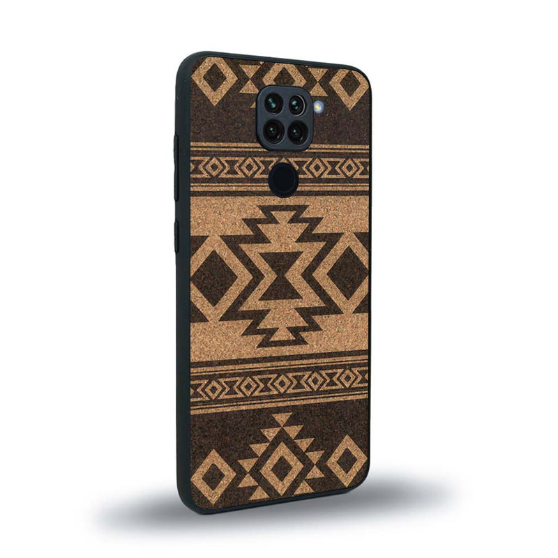 Coque de protection en bois véritable fabriquée en France pour Xiaomi Redmi Note 9 avec des motifs géométriques s'inspirant des temples aztèques, mayas et incas