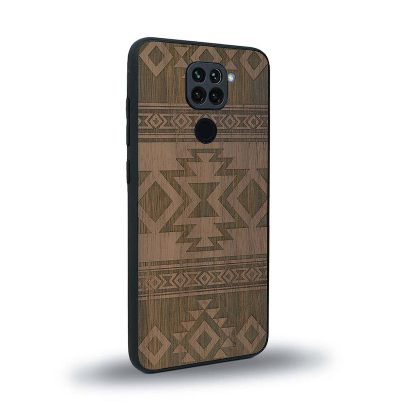 Coque de protection en bois véritable fabriquée en France pour Xiaomi Redmi Note 9 avec des motifs géométriques s'inspirant des temples aztèques, mayas et incas