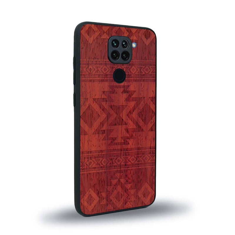 Coque de protection en bois véritable fabriquée en France pour Xiaomi Redmi Note 9 avec des motifs géométriques s'inspirant des temples aztèques, mayas et incas