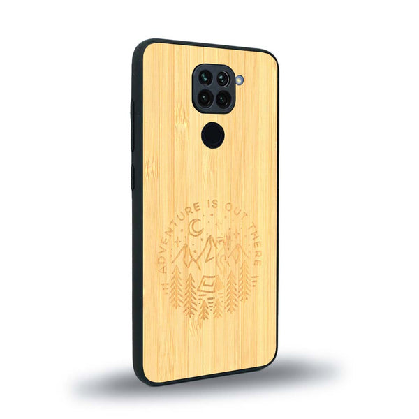 Coque de protection en bois véritable fabriquée en France pour Xiaomi Redmi Note 9 sur le thème du camping en pleine nature et du bivouac avec la phrase "Aventure is out there"