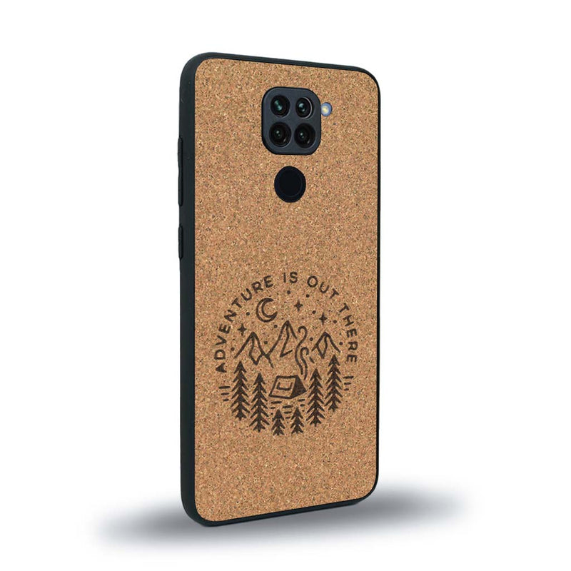 Coque de protection en bois véritable fabriquée en France pour Xiaomi Redmi Note 9 sur le thème du camping en pleine nature et du bivouac avec la phrase "Aventure is out there"