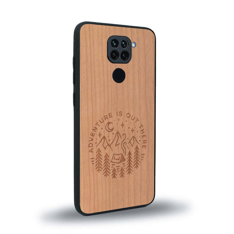 Coque de protection en bois véritable fabriquée en France pour Xiaomi Redmi Note 9 sur le thème du camping en pleine nature et du bivouac avec la phrase "Aventure is out there"