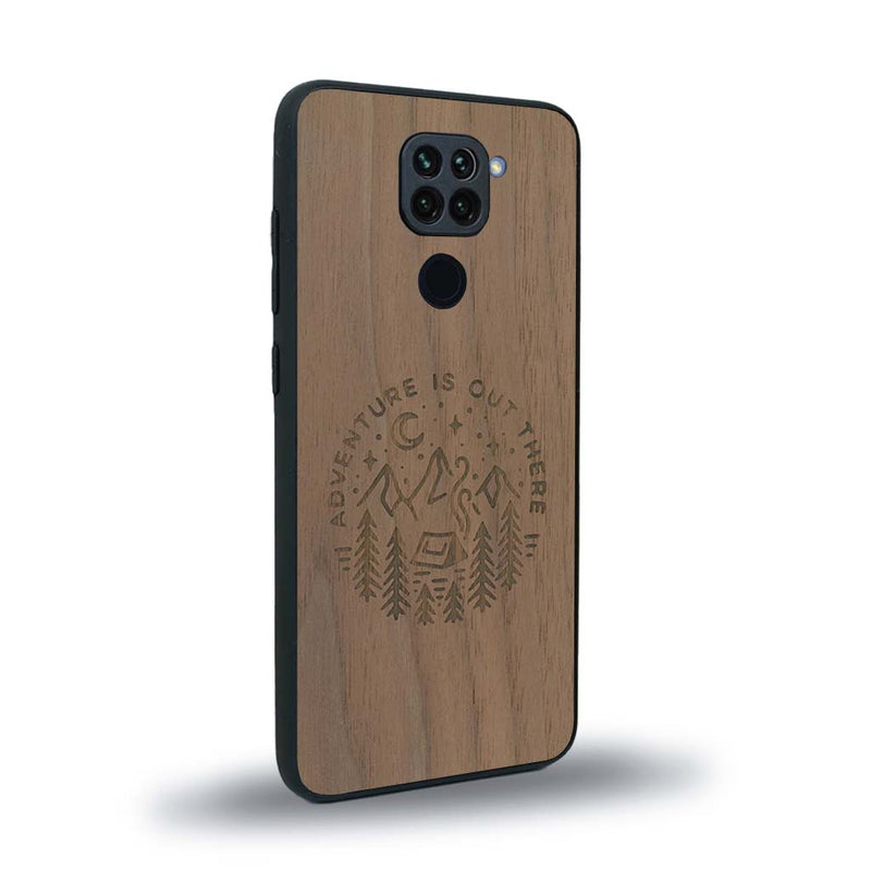 Coque de protection en bois véritable fabriquée en France pour Xiaomi Redmi Note 9 sur le thème du camping en pleine nature et du bivouac avec la phrase "Aventure is out there"