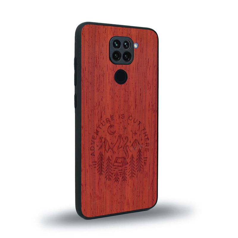 Coque de protection en bois véritable fabriquée en France pour Xiaomi Redmi Note 9 sur le thème du camping en pleine nature et du bivouac avec la phrase "Aventure is out there"