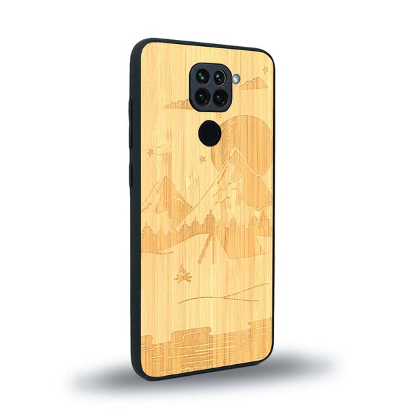 Coque de protection en bois véritable fabriquée en France pour Xiaomi Redmi Note 9 sur le thème du camping en pleine nature représentant une tente avec un feu de camp entouré de montagnes