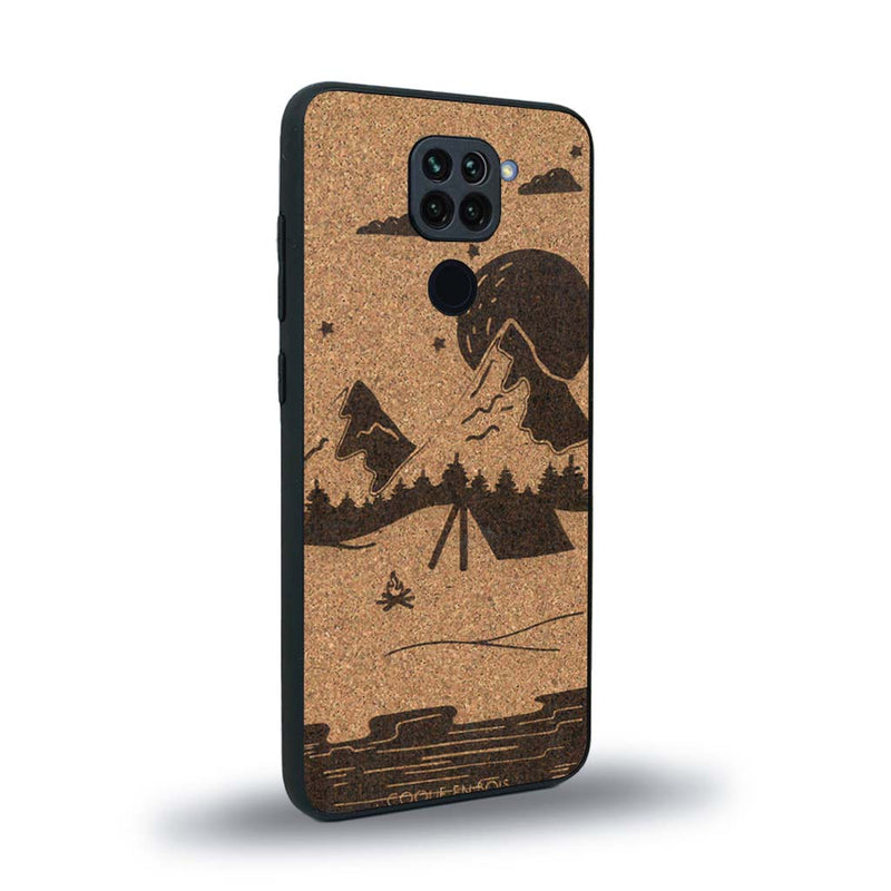 Coque de protection en bois véritable fabriquée en France pour Xiaomi Redmi Note 9 sur le thème du camping en pleine nature représentant une tente avec un feu de camp entouré de montagnes