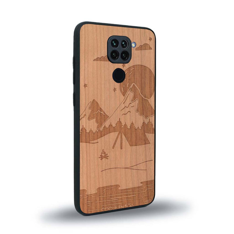 Coque de protection en bois véritable fabriquée en France pour Xiaomi Redmi Note 9 sur le thème du camping en pleine nature représentant une tente avec un feu de camp entouré de montagnes